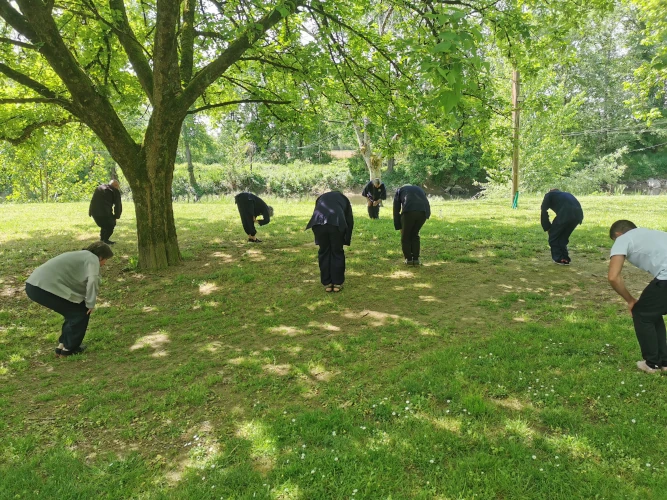 Groupe de LIDAO pratiquant en extérieur sous les arbres