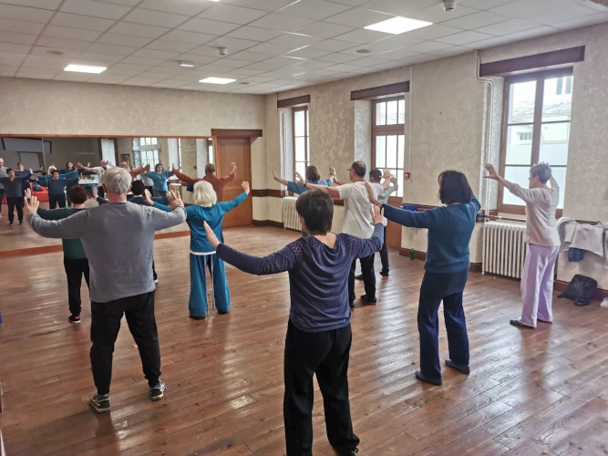 Groupe de LIDAO pratiquant dans une salle avec miroirs