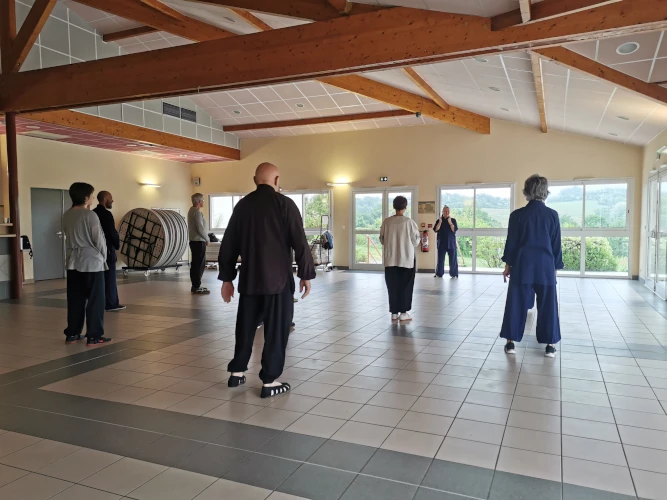Cours collectif de LIDAO dans une salle lumineuse
